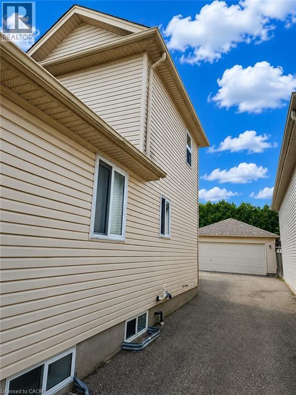 390 Wake Robin Crescent, Kitchener, Ontario  N2E 3L6 - Photo 33 - 40835083