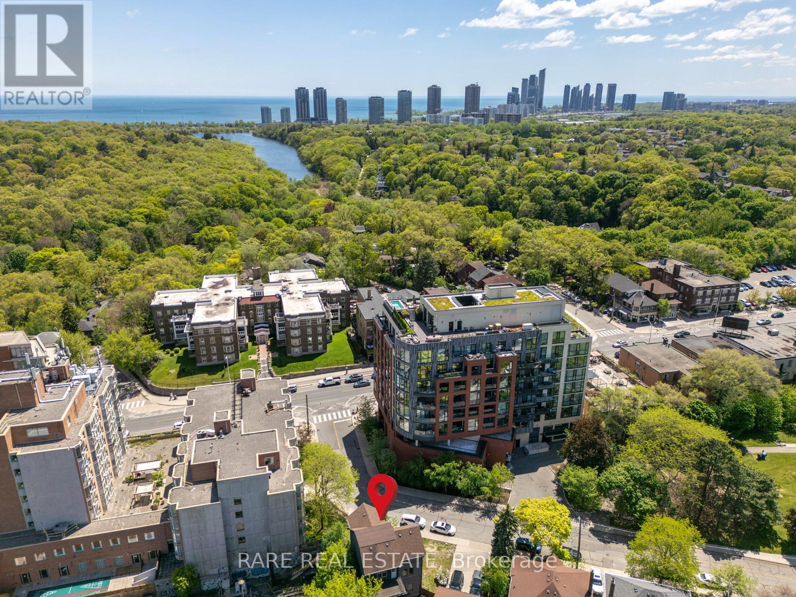 17 Kennedy Park Avenue N, Toronto, Ontario  M6P 3H2 - Photo 4 - W13232188