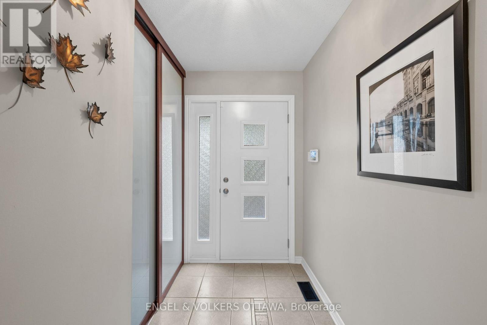 44 Dunbarton Court, Ottawa, Ontario  K1K 4L4 - Photo 4 - X13232242