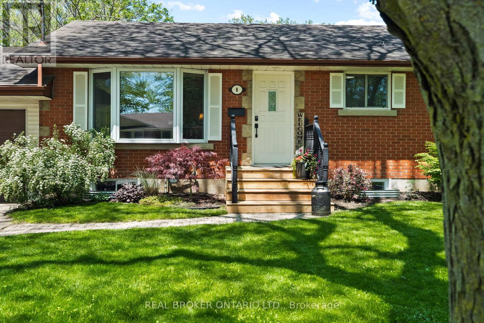 8 Goldsmith Avenue, St. Catharines, Ontario  L2M 2V8 - Photo 3 - X13232244