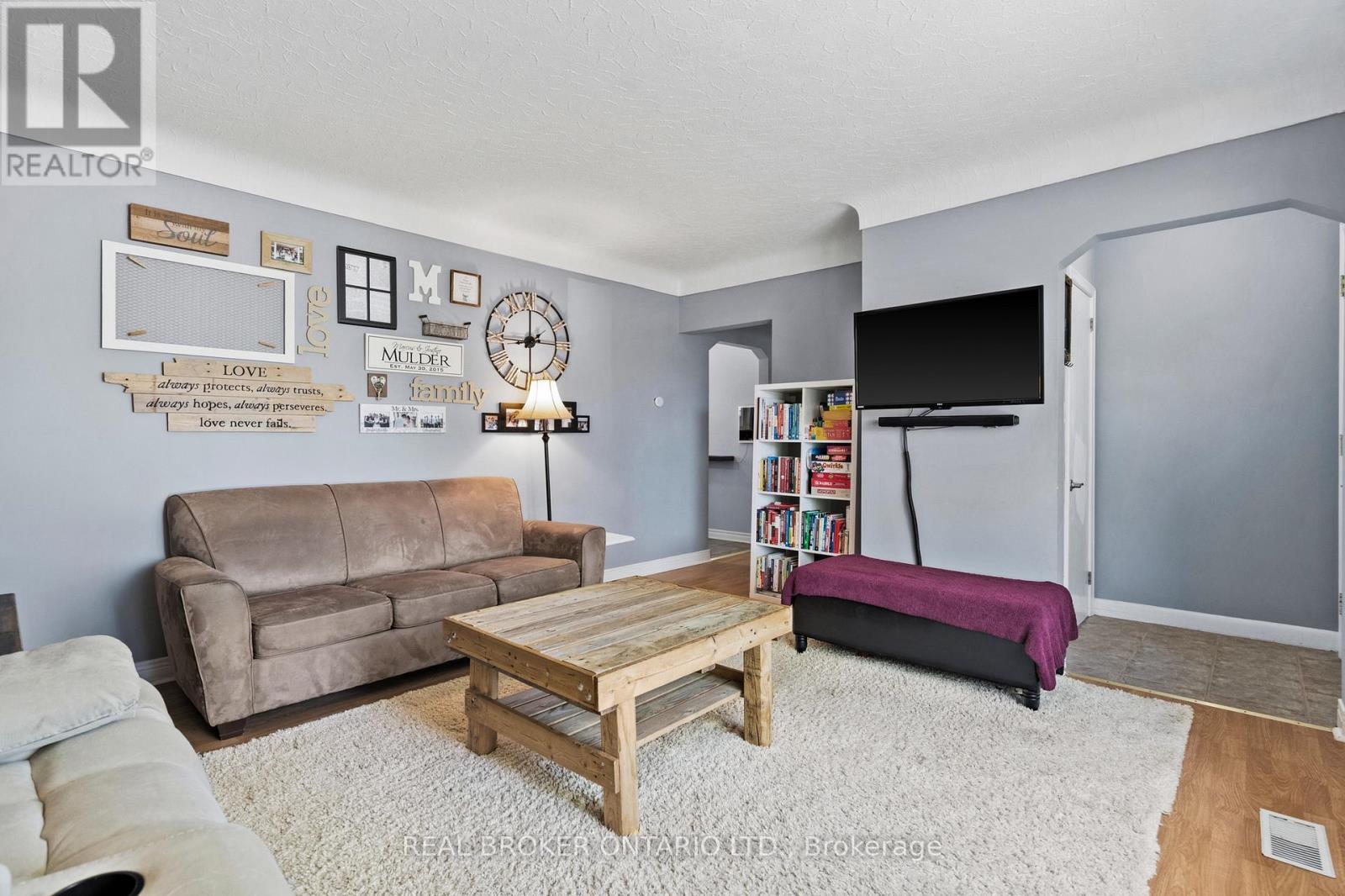 8 Goldsmith Avenue, St. Catharines, Ontario  L2M 2V8 - Photo 4 - X13232244