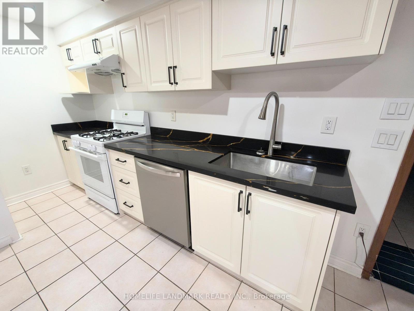 100 Kingslake Road, Toronto, Ontario  M2J 3E8 - Photo 4 - C13173296