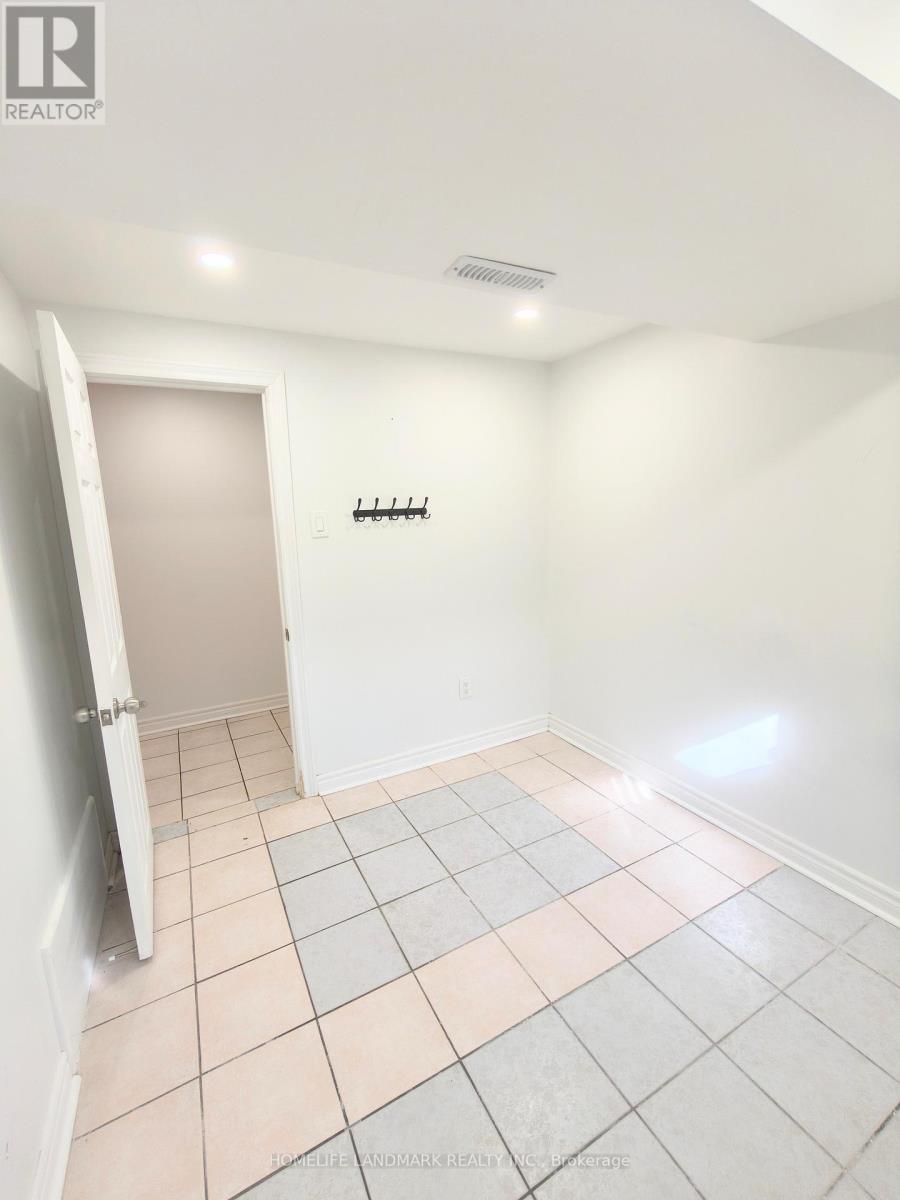 100 Kingslake Road, Toronto, Ontario  M2J 3E8 - Photo 8 - C13173296