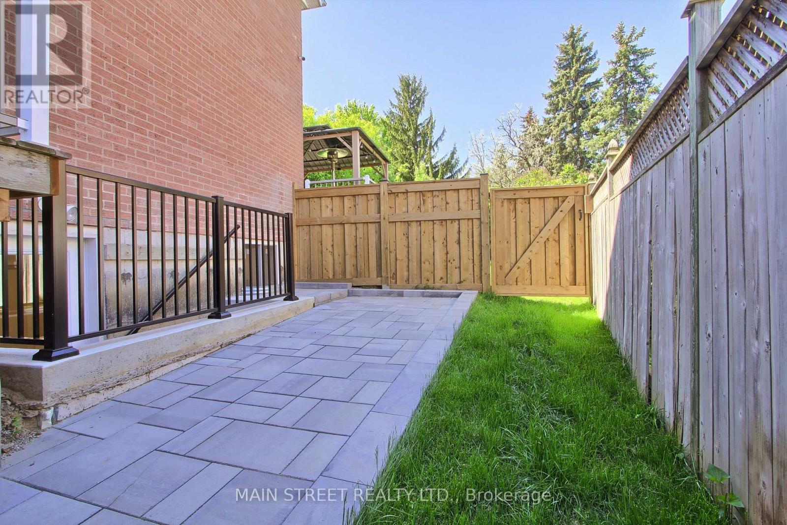 B - 4 Carrington Place, Bradford West Gwillimbury (Bradford), Ontario  L3Z 2V3 - Photo 3 - N13232314