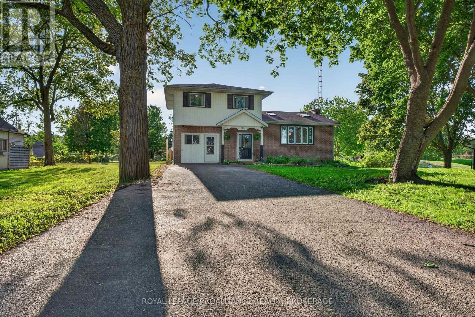 <div class="slider-price">$625,000</div><p>3825 Clarke Road, Kingston, Ontario</p>