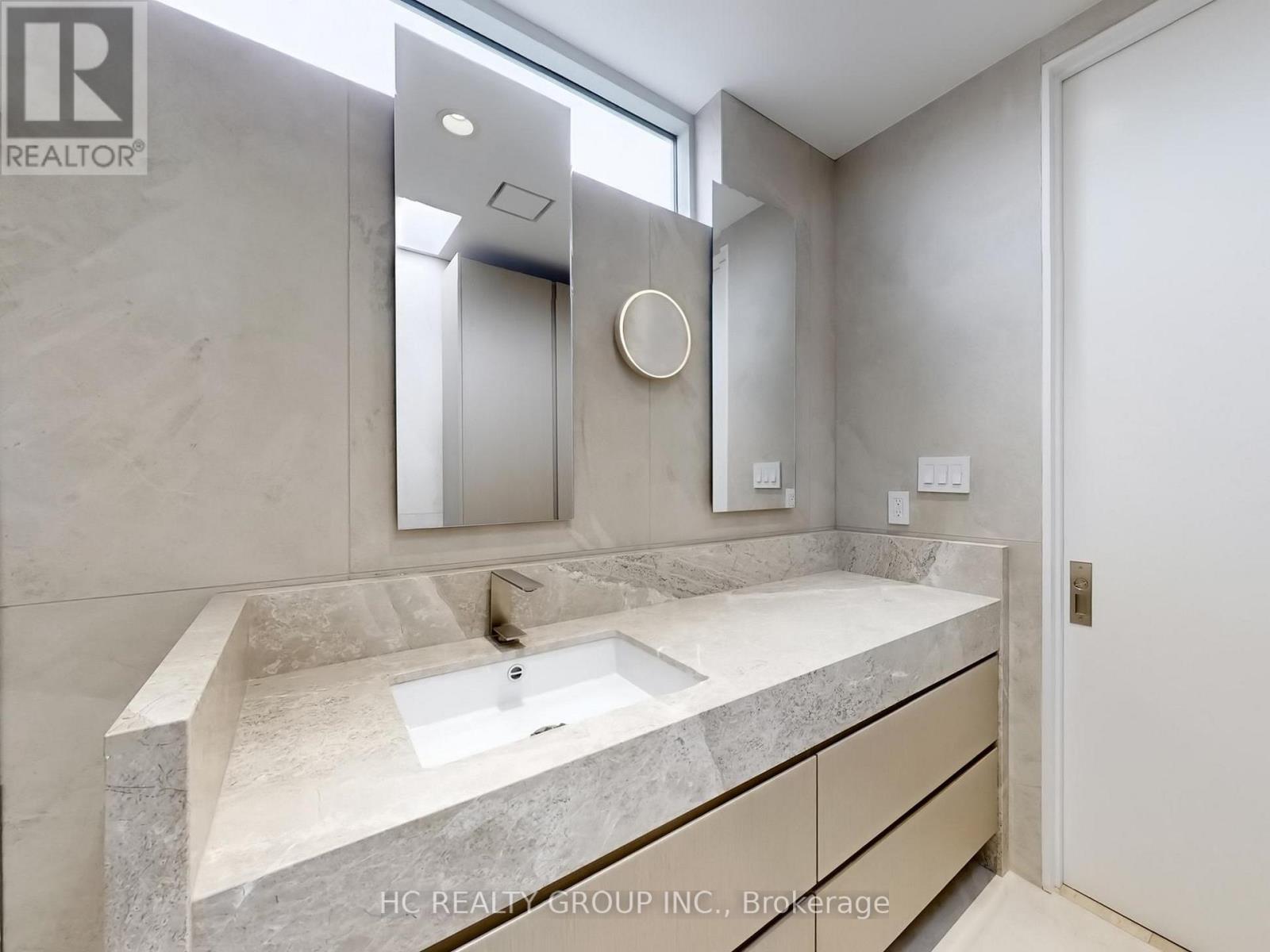 Upper - 899 Dundas Street W, Toronto, Ontario  M6J 1V9 - Photo 17 - C13232360