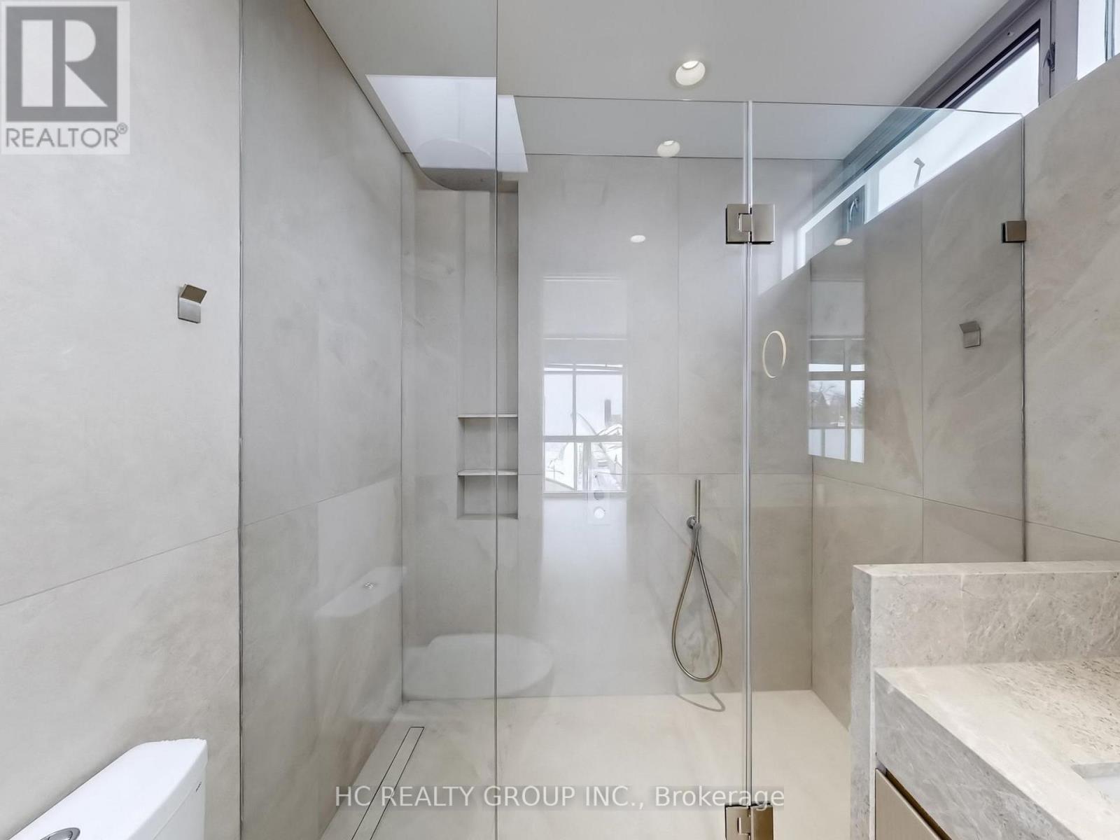 Upper - 899 Dundas Street W, Toronto, Ontario  M6J 1V9 - Photo 18 - C13232360