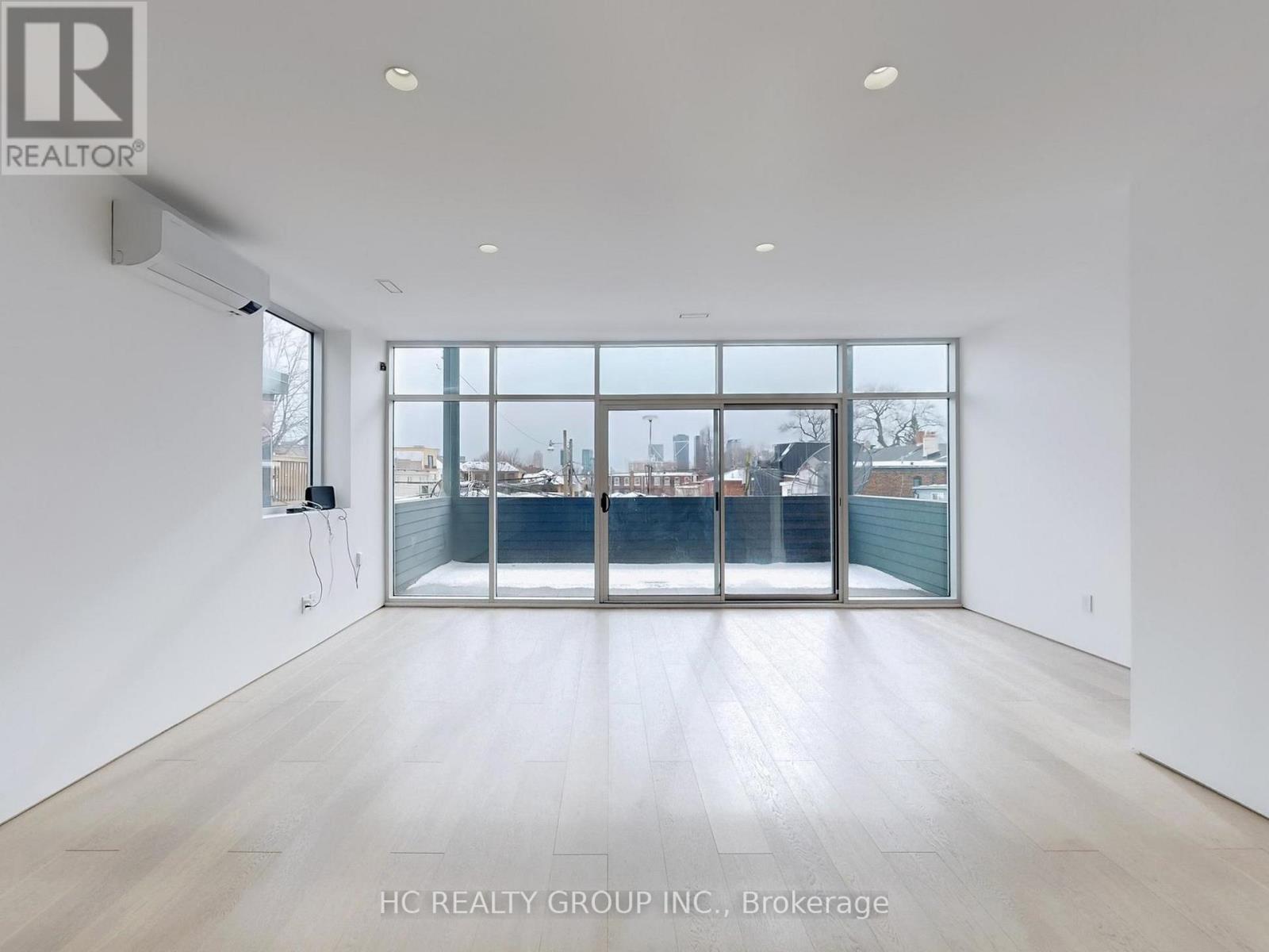 Upper - 899 Dundas Street W, Toronto, Ontario  M6J 1V9 - Photo 4 - C13232360