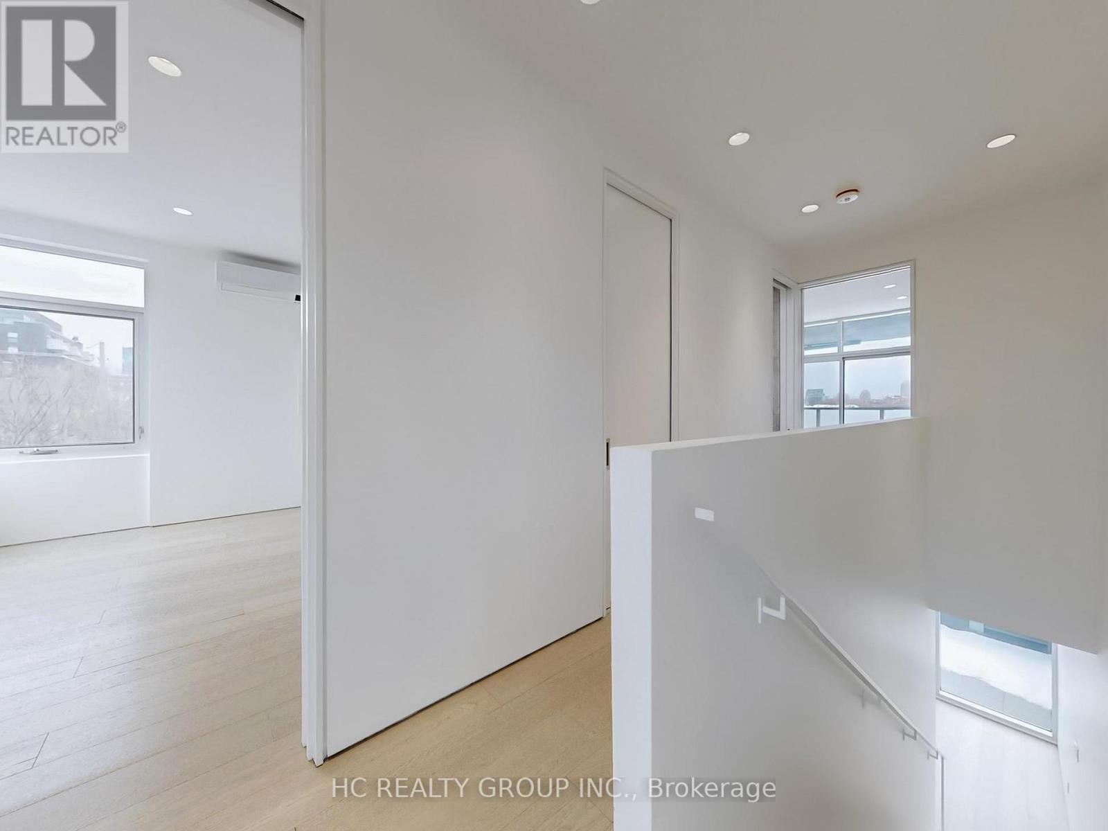 Upper - 899 Dundas Street W, Toronto, Ontario  M6J 1V9 - Photo 9 - C13232360