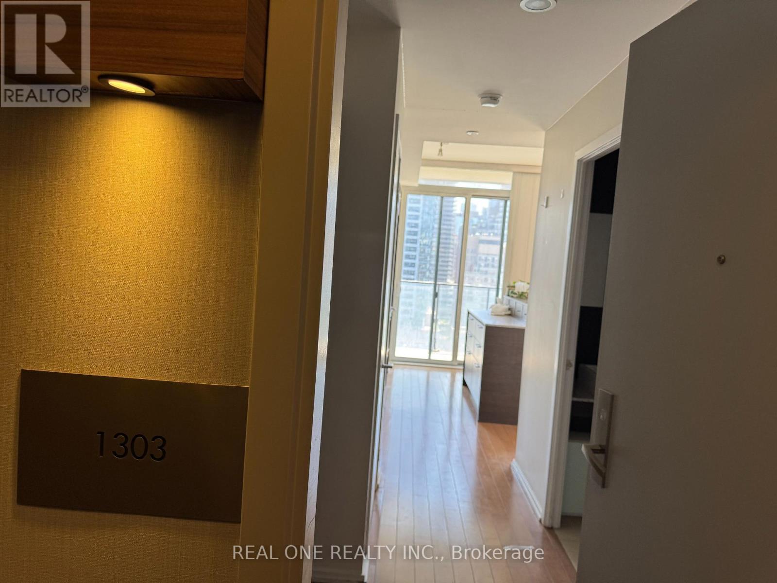 1303 - 75 St Nicholas Street, Toronto, Ontario  M4Y 0A5 - Photo 4 - C13232486