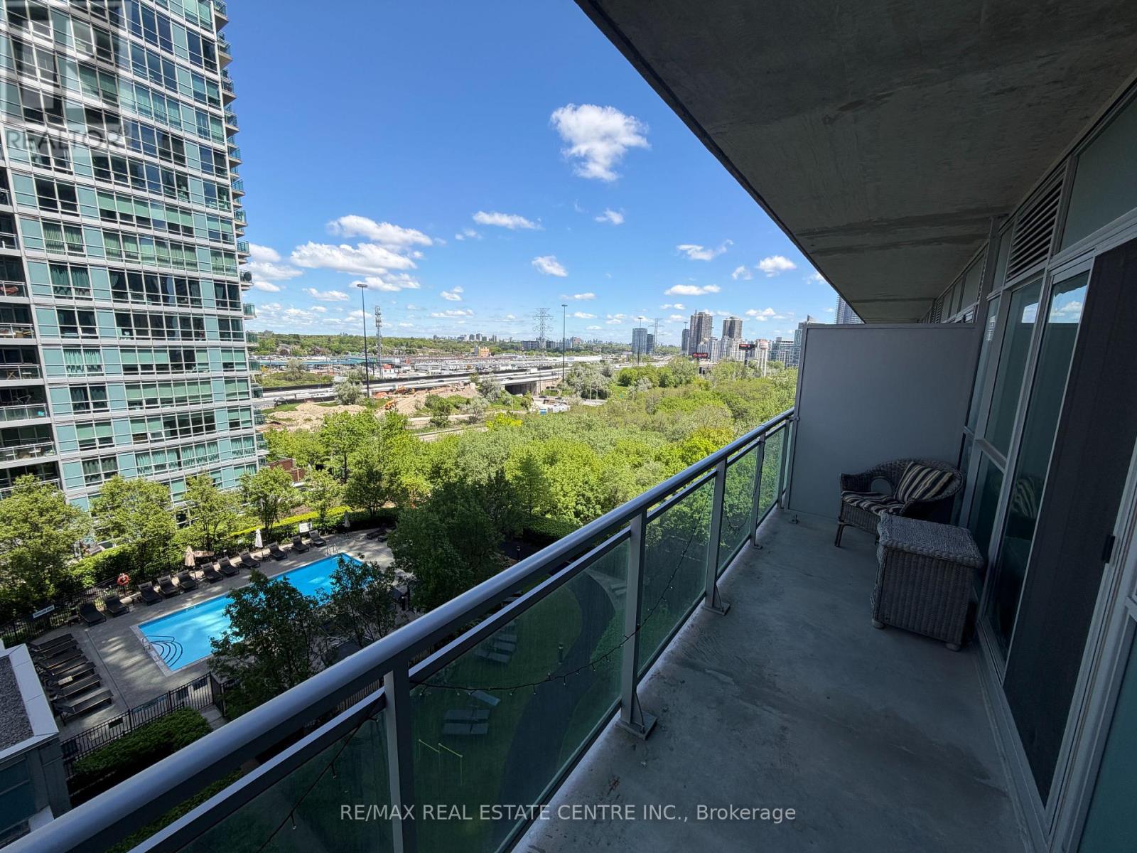 933 - 165 Legion Road N, Toronto, Ontario  M8Y 0B3 - Photo 2 - W13232406