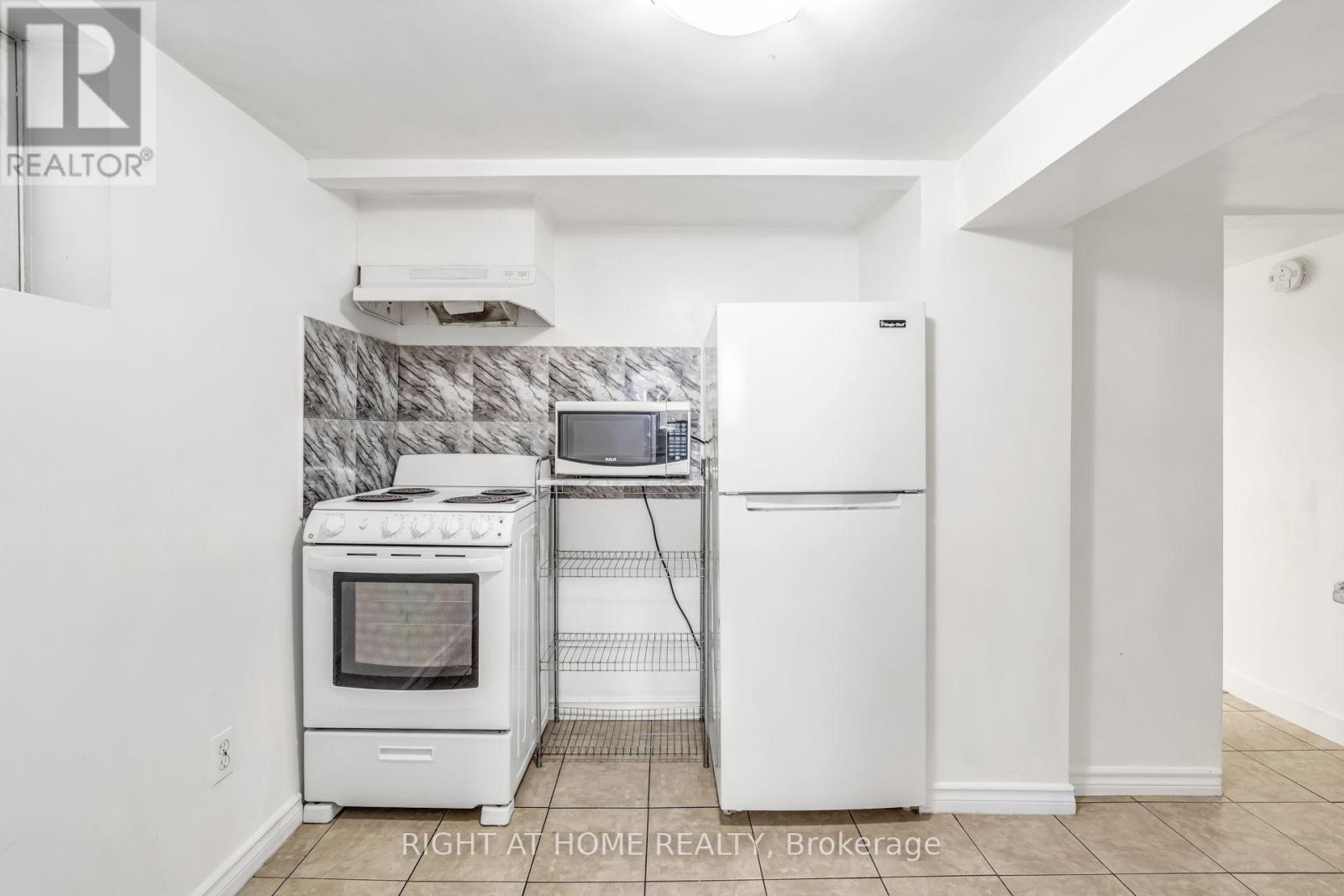 12 Porter Avenue, Toronto, Ontario  M6N 2G9 - Photo 40 - W13232460