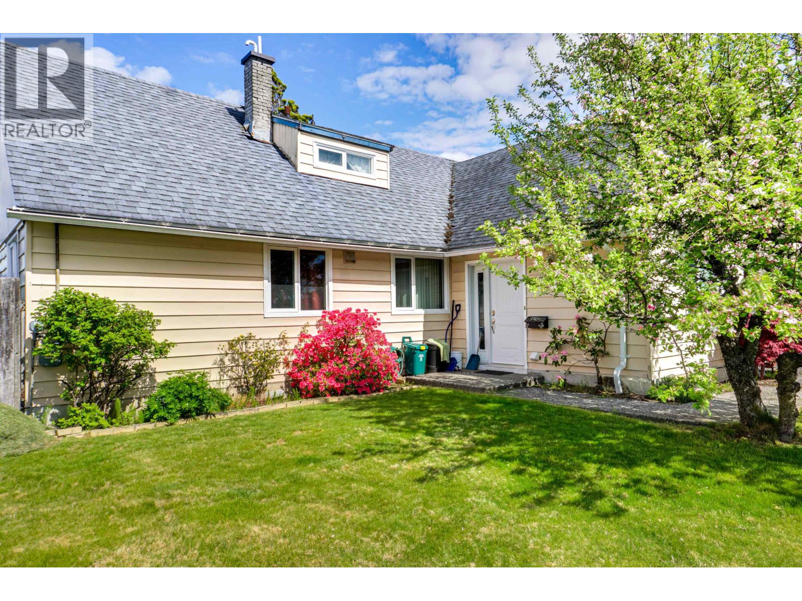 33 Swannell Street, Kitimat, British Columbia  V8C 1H2 - Photo 2 - R3131497