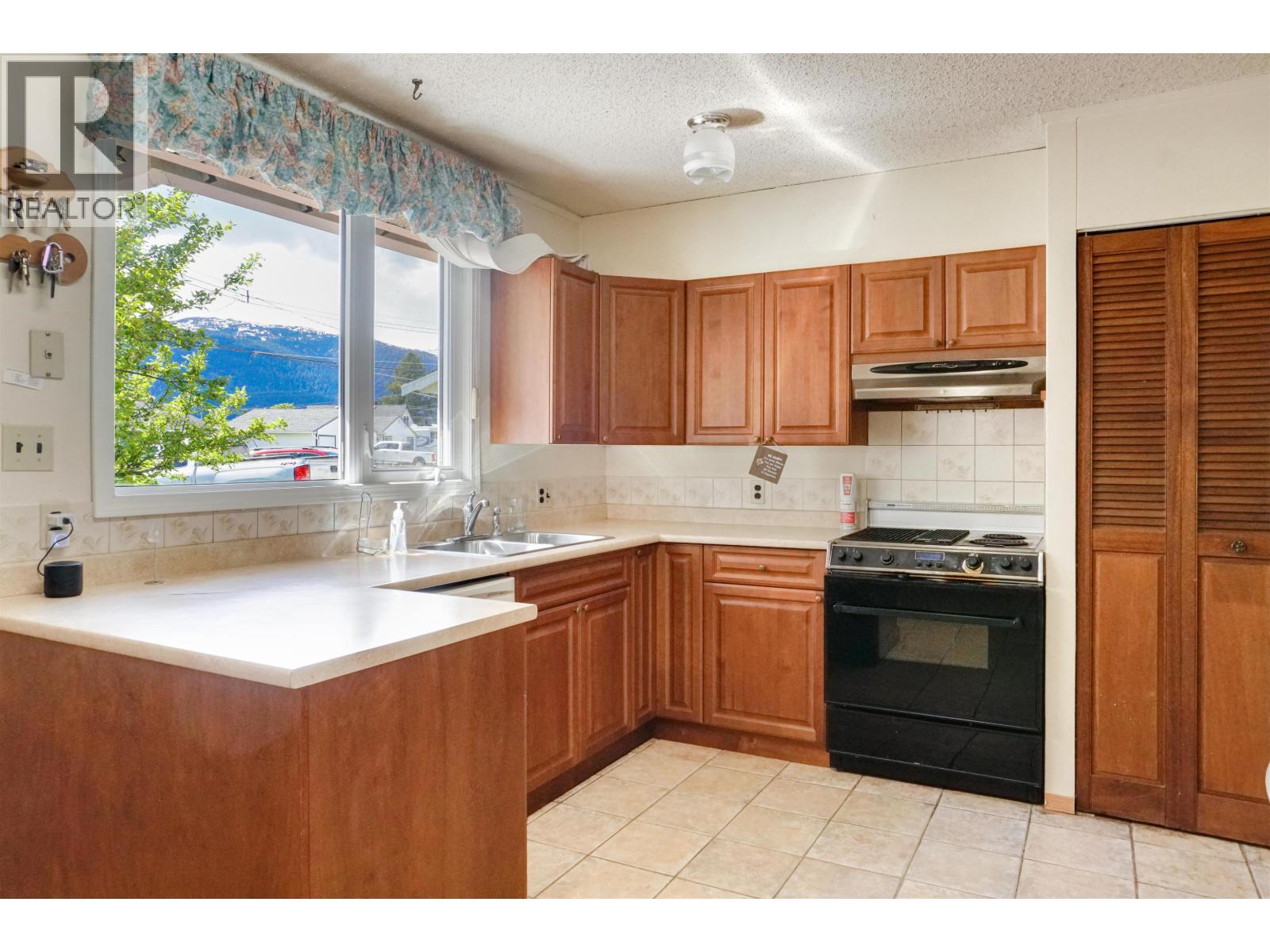 33 Swannell Street, Kitimat, British Columbia  V8C 1H2 - Photo 7 - R3131497