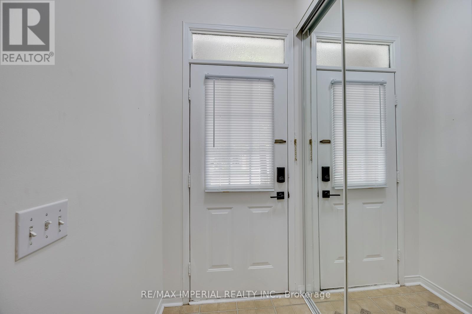 26 - 833 Scollard Court, Mississauga, Ontario  L5V 2B4 - Photo 3 - W13232594