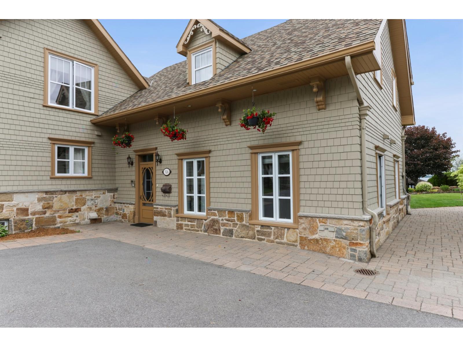 326 Boul. de Maple Grove Beauharnois Quebec Canada J6N1M1 4