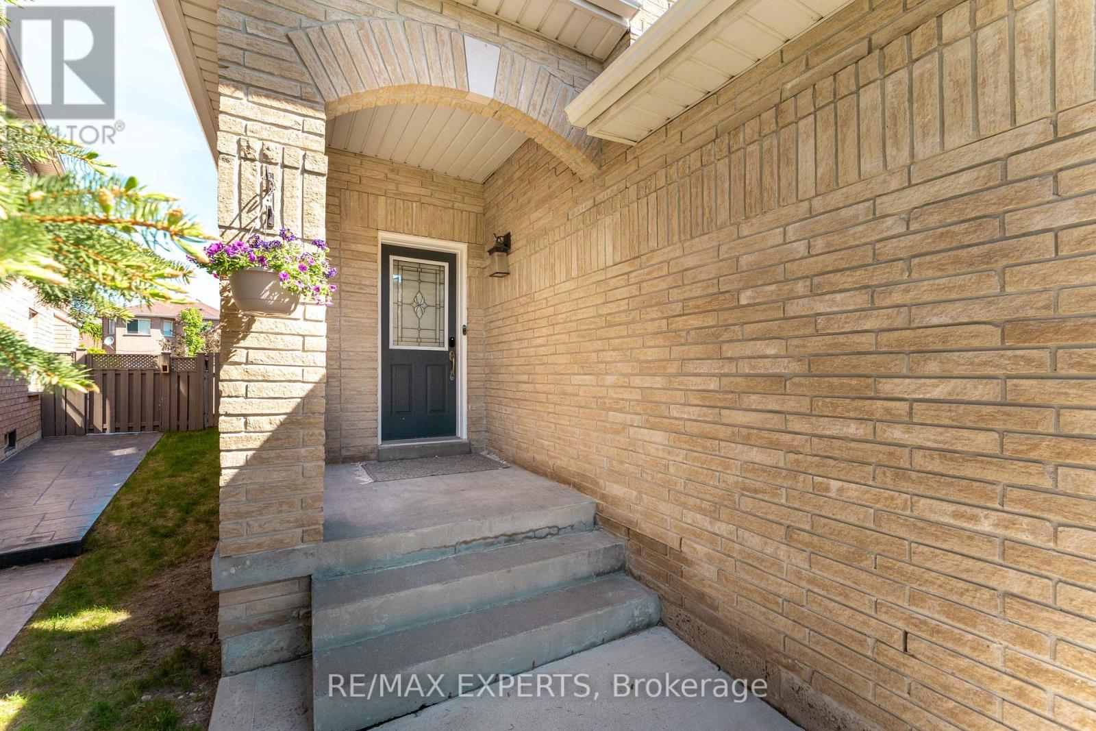 69 Shetland Crescent, Vaughan, Ontario L6A 3B8 - Photo 4 - N13233130