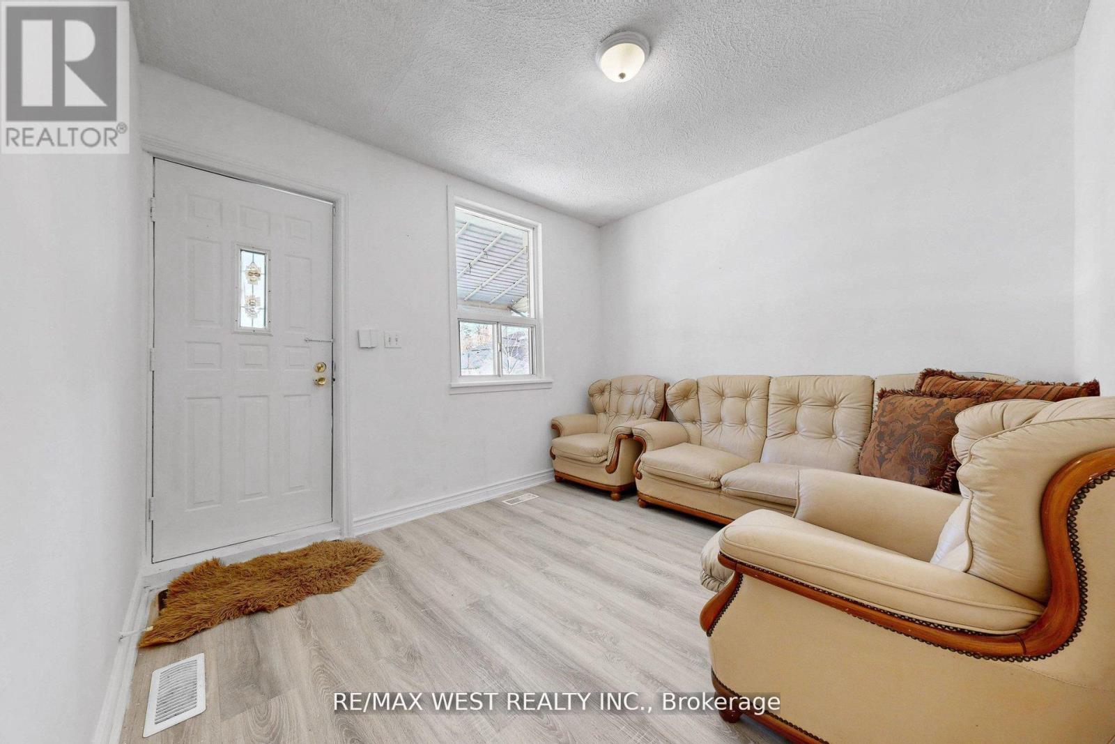 538 Mcroberts Avenue, Toronto, Ontario  M6E 4R6 - Photo 4 - W13232722