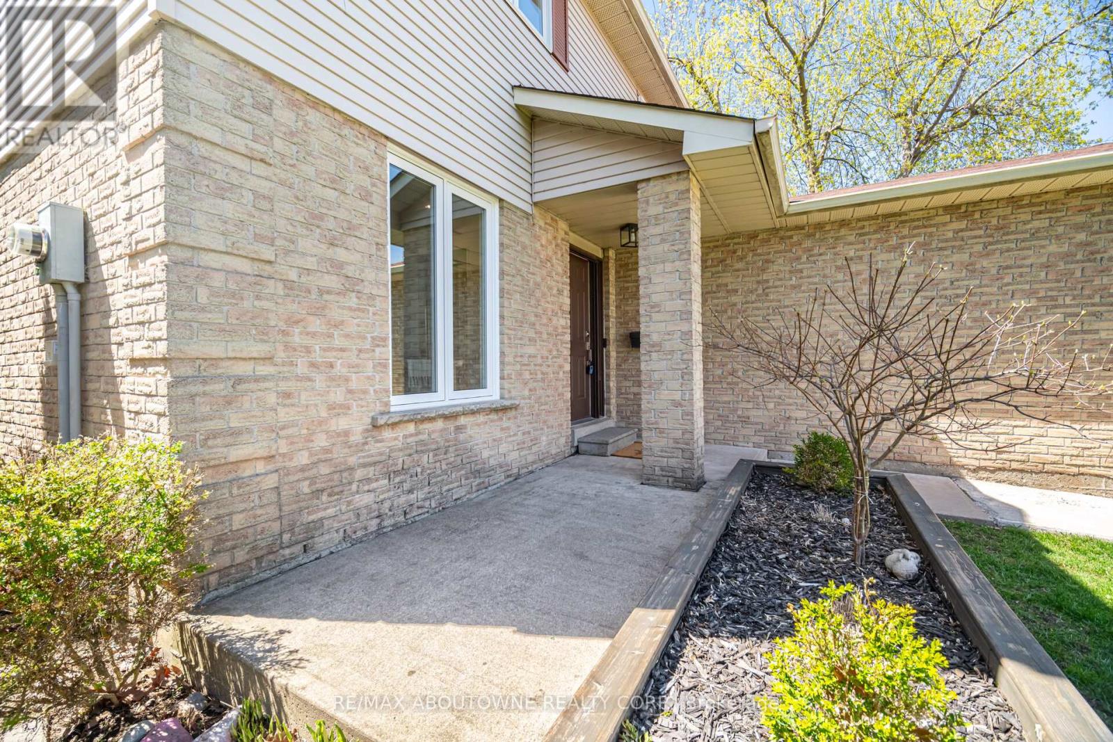 2395 Arnold Crescent, Burlington, Ontario  L7P 4J2 - Photo 3 - W13233030