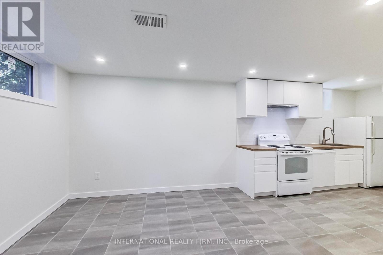 1097 Glengrove Avenue, Toronto, Ontario  M6B 2K3 - Photo 17 - W13233044