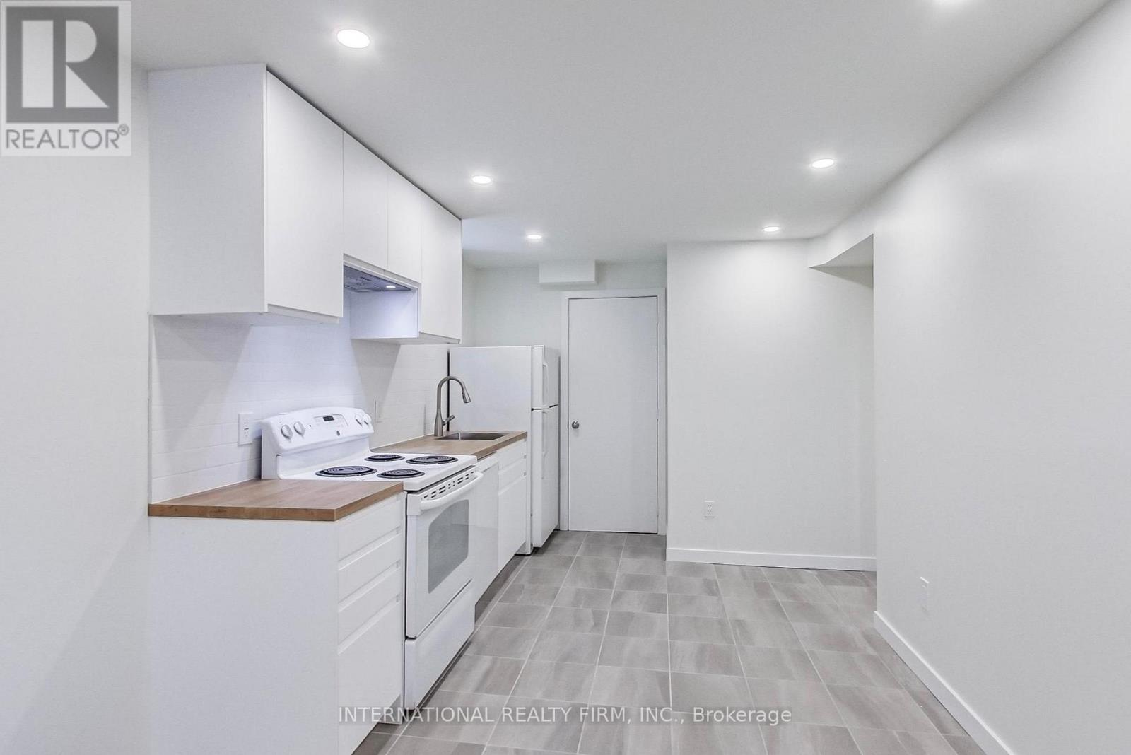 1097 Glengrove Avenue, Toronto, Ontario  M6B 2K3 - Photo 18 - W13233044