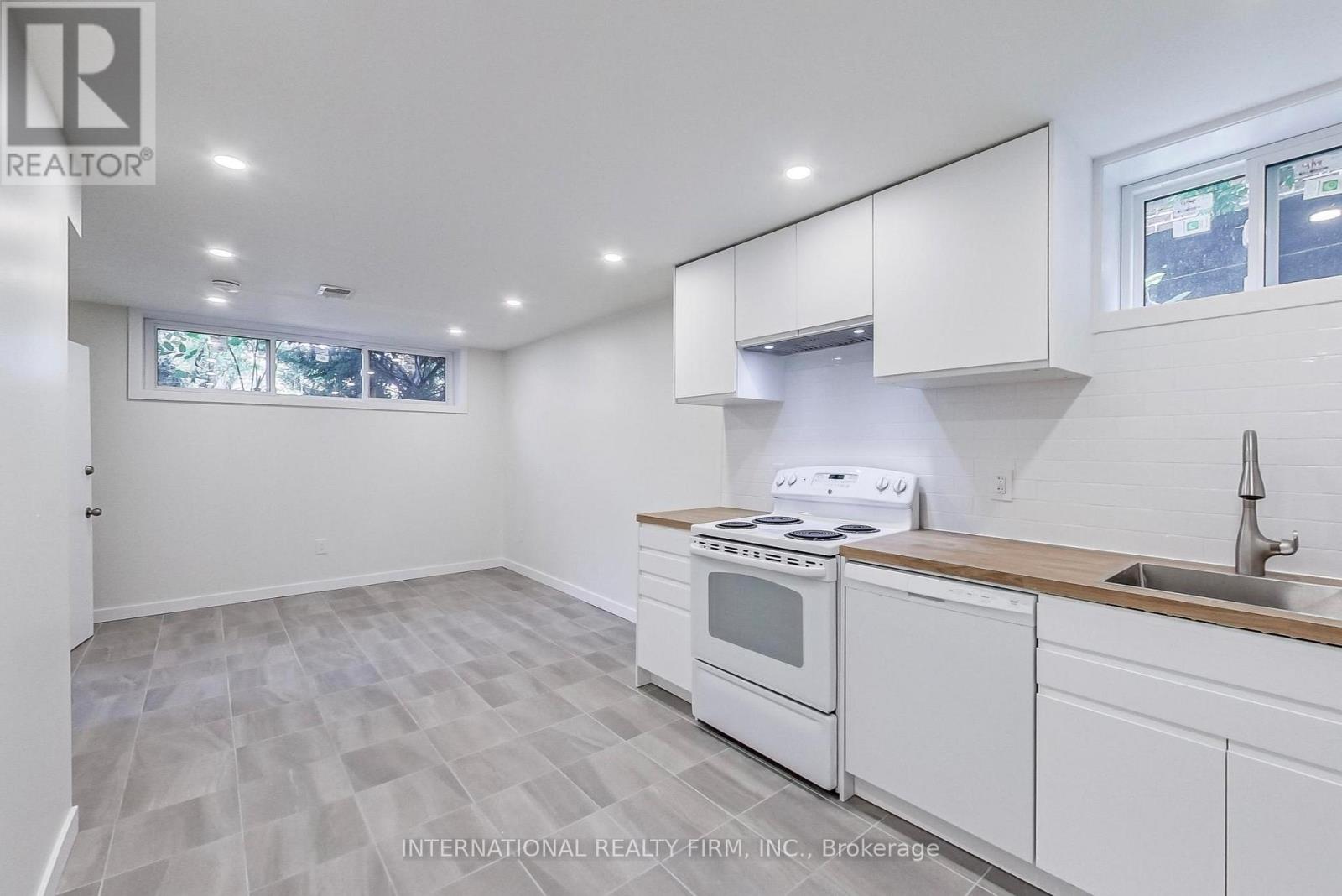 1097 Glengrove Avenue, Toronto, Ontario  M6B 2K3 - Photo 19 - W13233044