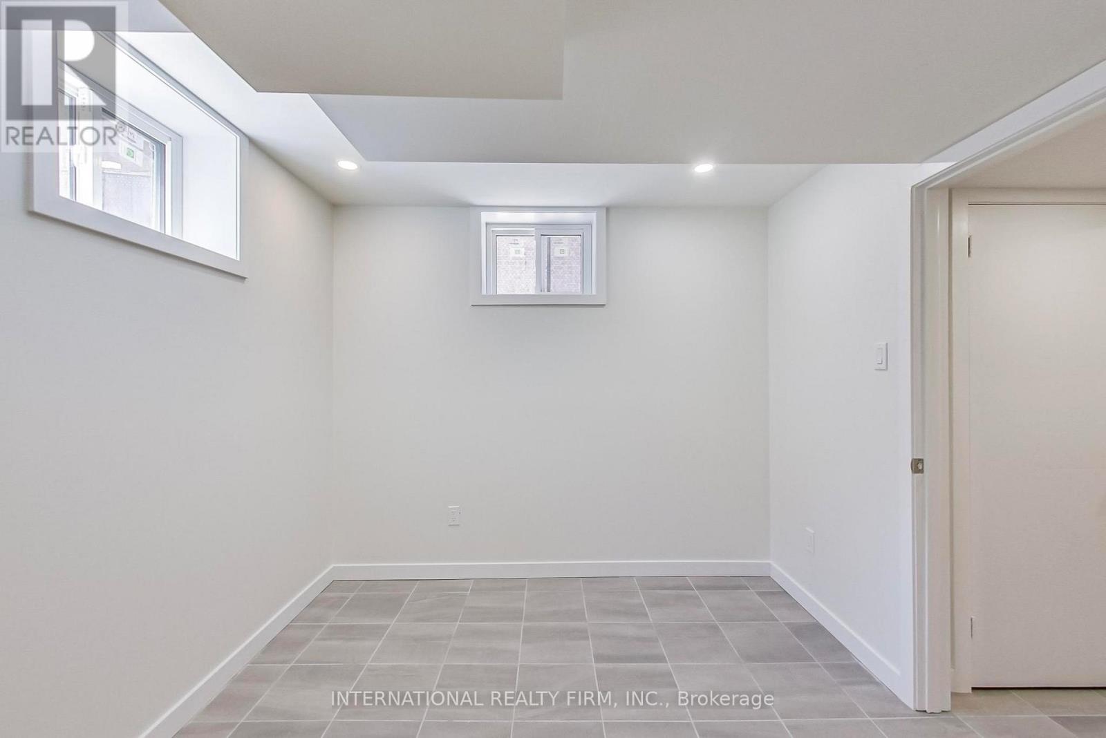 1097 Glengrove Avenue, Toronto, Ontario  M6B 2K3 - Photo 20 - W13233044