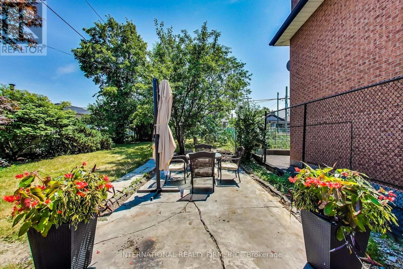 1097 Glengrove Avenue, Toronto, Ontario  M6B 2K3 - Photo 24 - W13233044