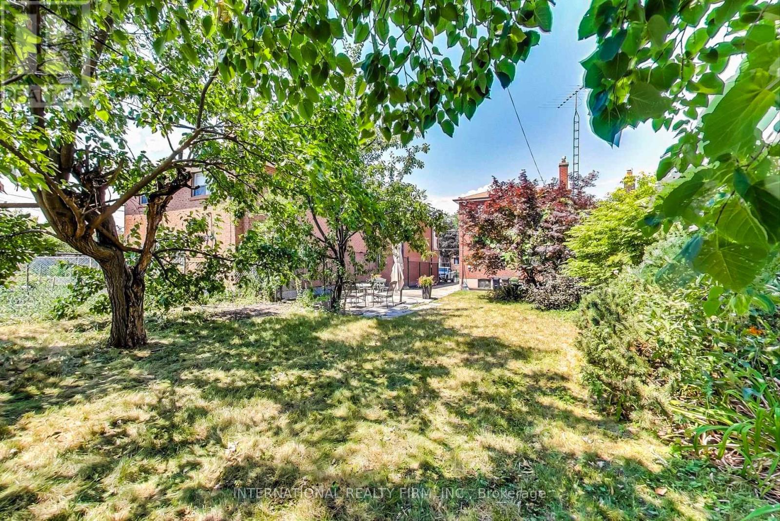 1097 Glengrove Avenue, Toronto, Ontario  M6B 2K3 - Photo 25 - W13233044