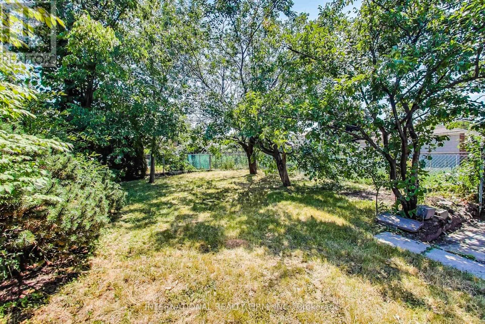 1097 Glengrove Avenue, Toronto, Ontario  M6B 2K3 - Photo 26 - W13233044