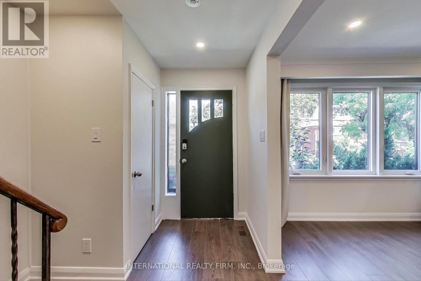 1097 Glengrove Avenue, Toronto, Ontario  M6B 2K3 - Photo 3 - W13233044