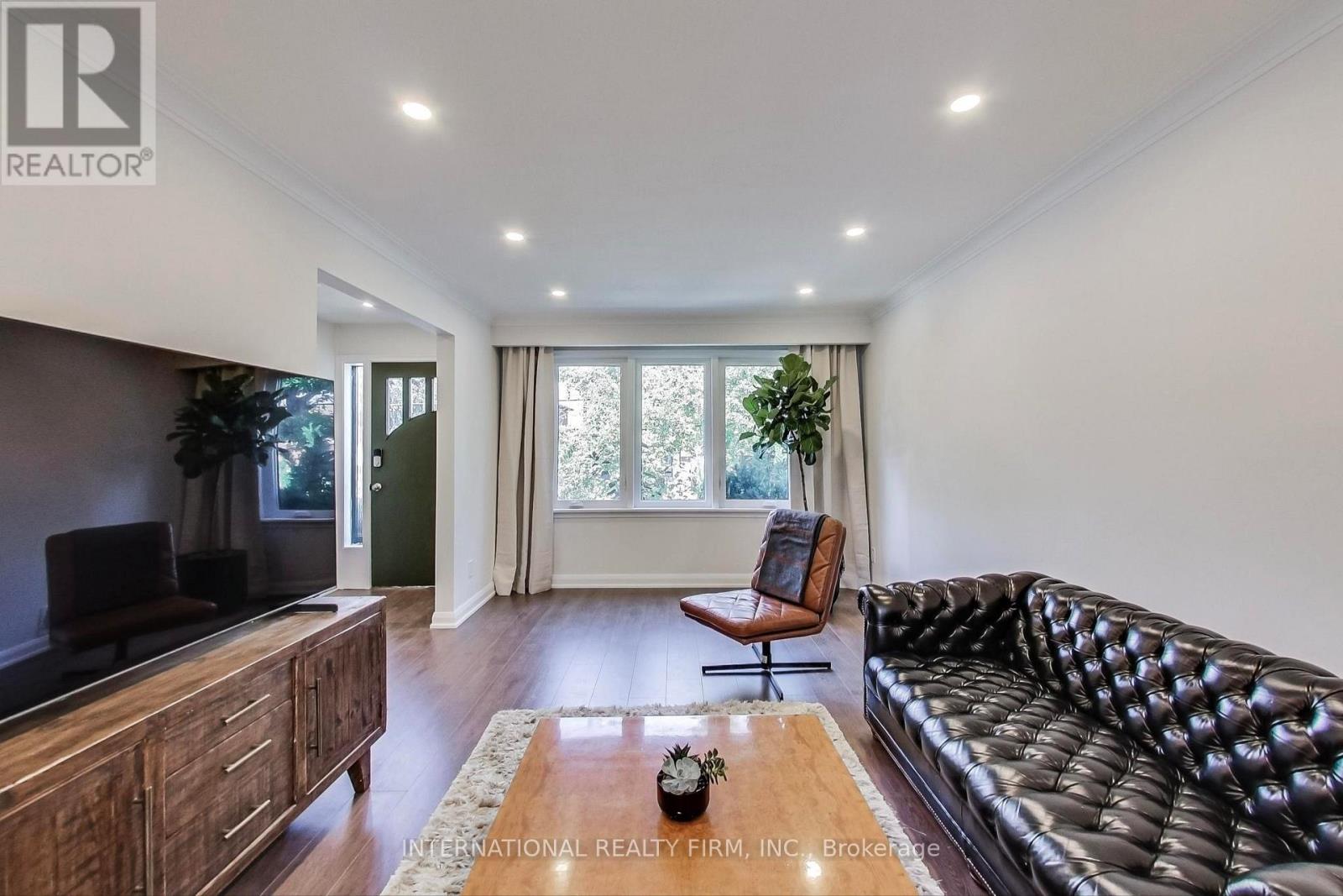 1097 Glengrove Avenue, Toronto, Ontario  M6B 2K3 - Photo 5 - W13233044