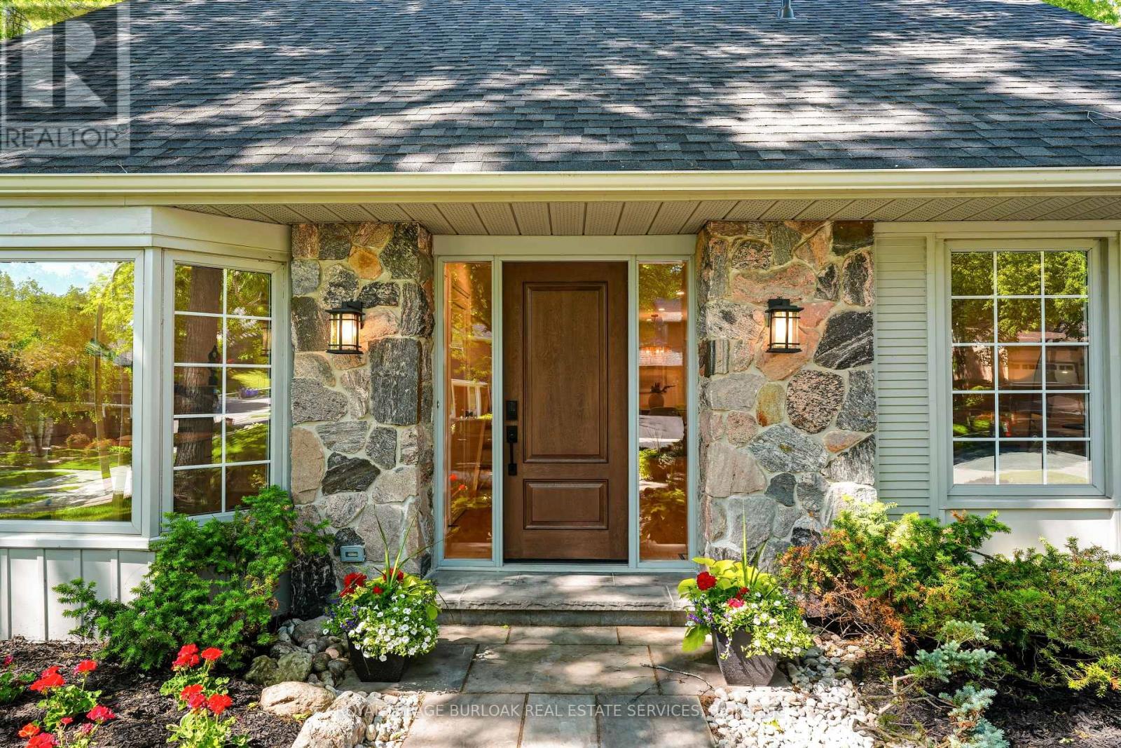 1928 Four Seasons Drive, Burlington, Ontario  L7P 2Y1 - Photo 2 - W13233156