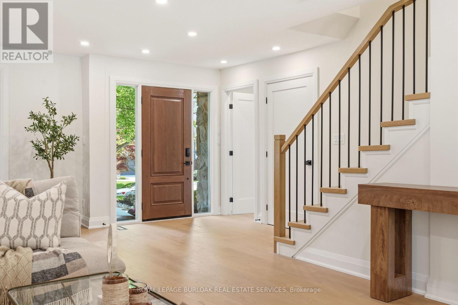 1928 Four Seasons Drive, Burlington, Ontario  L7P 2Y1 - Photo 3 - W13233156