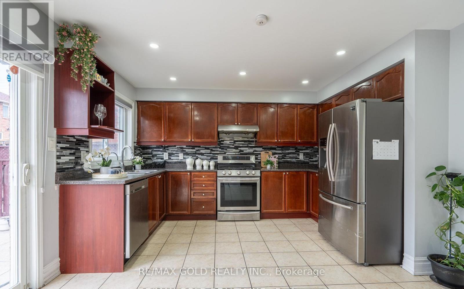 8 Bayridge Drive, Brampton, Ontario  L6P 2H8 - Photo 15 - W13233160