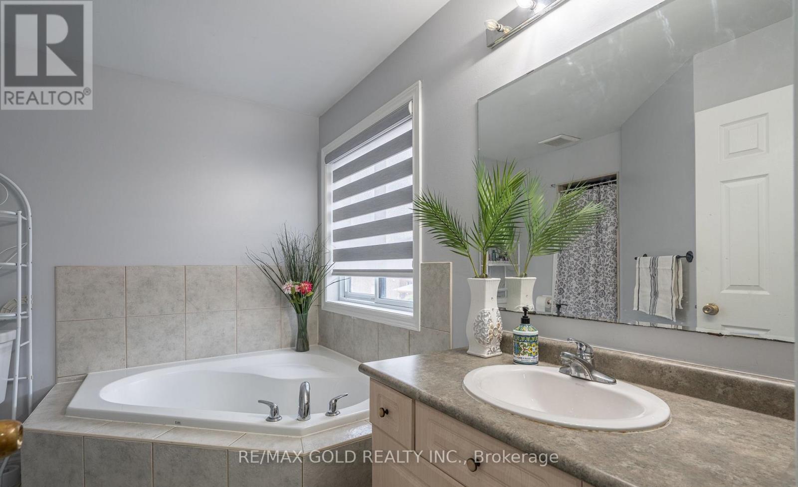 8 Bayridge Drive, Brampton, Ontario  L6P 2H8 - Photo 24 - W13233160