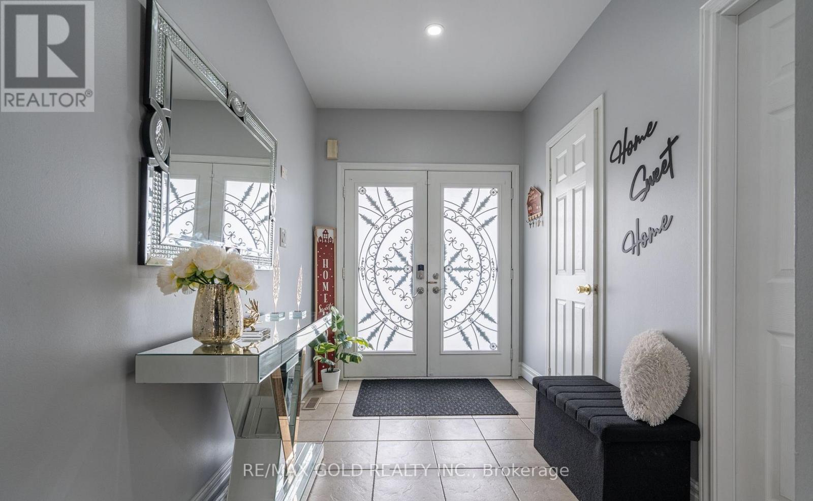 8 Bayridge Drive, Brampton, Ontario  L6P 2H8 - Photo 3 - W13233160