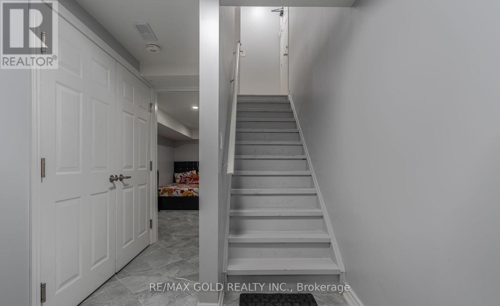 8 Bayridge Drive, Brampton, Ontario  L6P 2H8 - Photo 32 - W13233160
