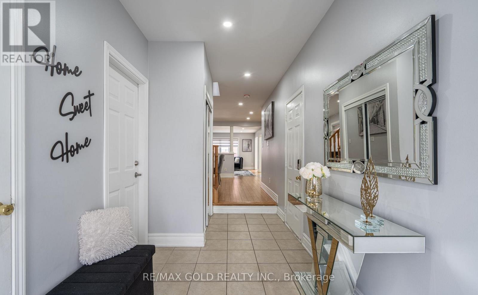 8 Bayridge Drive, Brampton, Ontario  L6P 2H8 - Photo 4 - W13233160