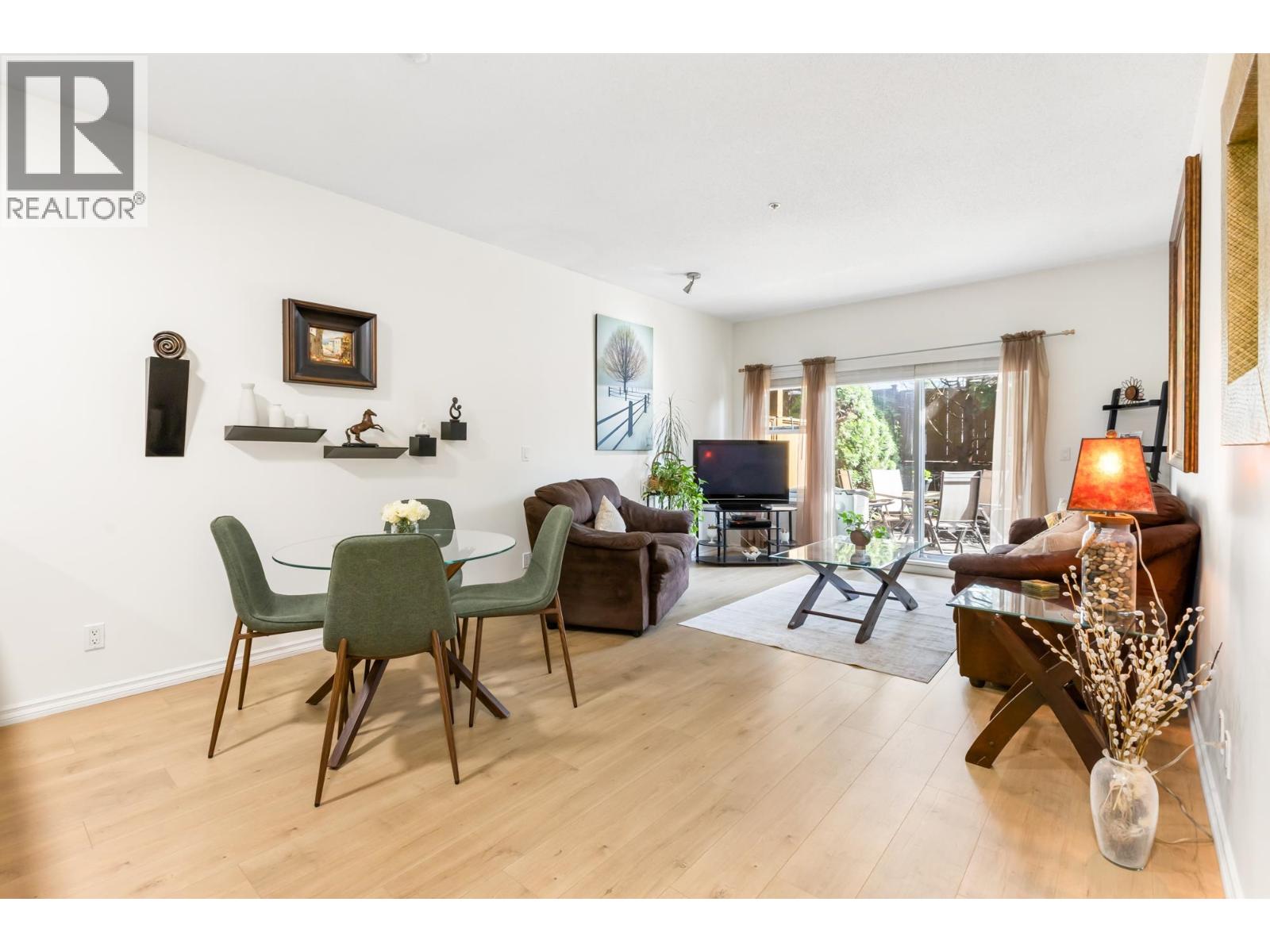 17 730 Farrow Street, Coquitlam, British Columbia  V3J 7Y7 - Photo 4 - R3129731