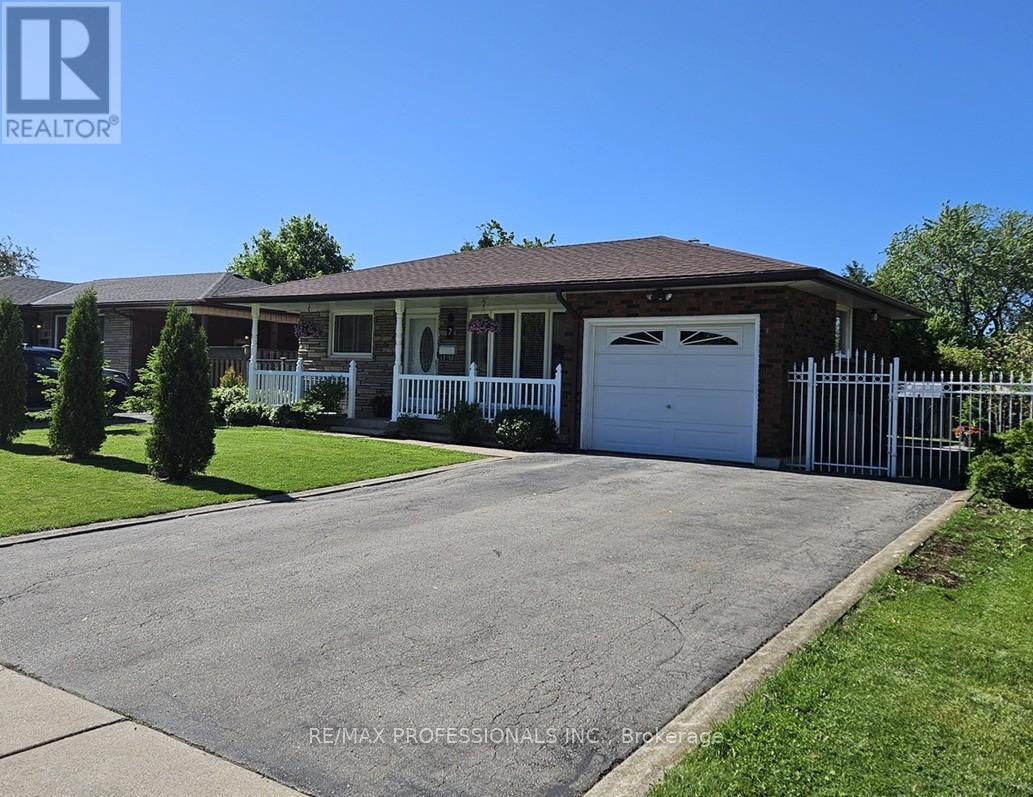 7 Berko Avenue, Hamilton, Ontario  L8V 2P8 - Photo 2 - X13232852