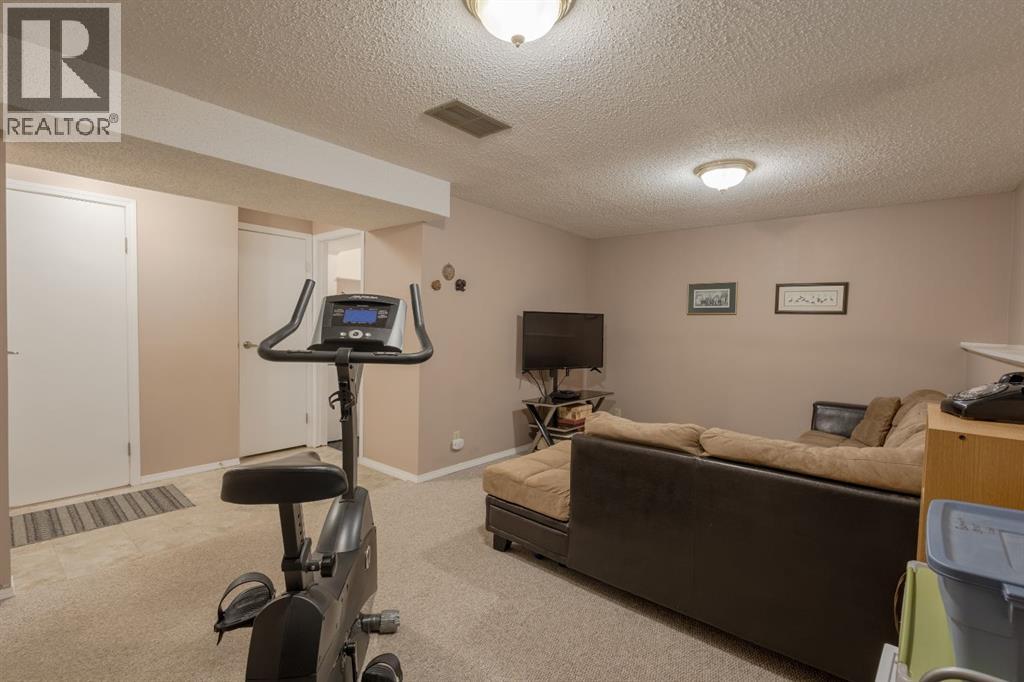 62 Berkley Close Nw, Calgary, Alberta  T3K 1B3 - Photo 17 - A2317180