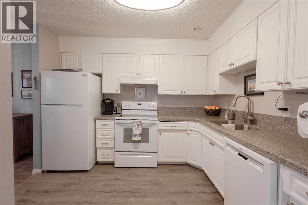 62 Berkley Close Nw, Calgary, Alberta  T3K 1B3 - Photo 6 - A2317180
