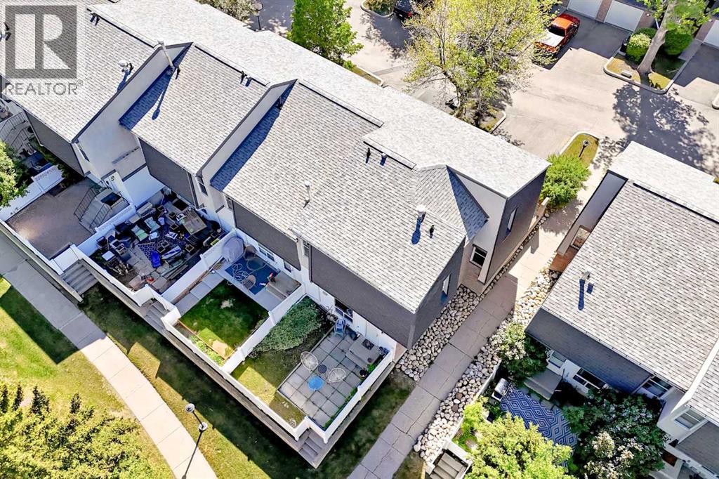 400 Brae Glen Crescent Sw, Calgary, Alberta  T2W 1B6 - Photo 2 - A2315260