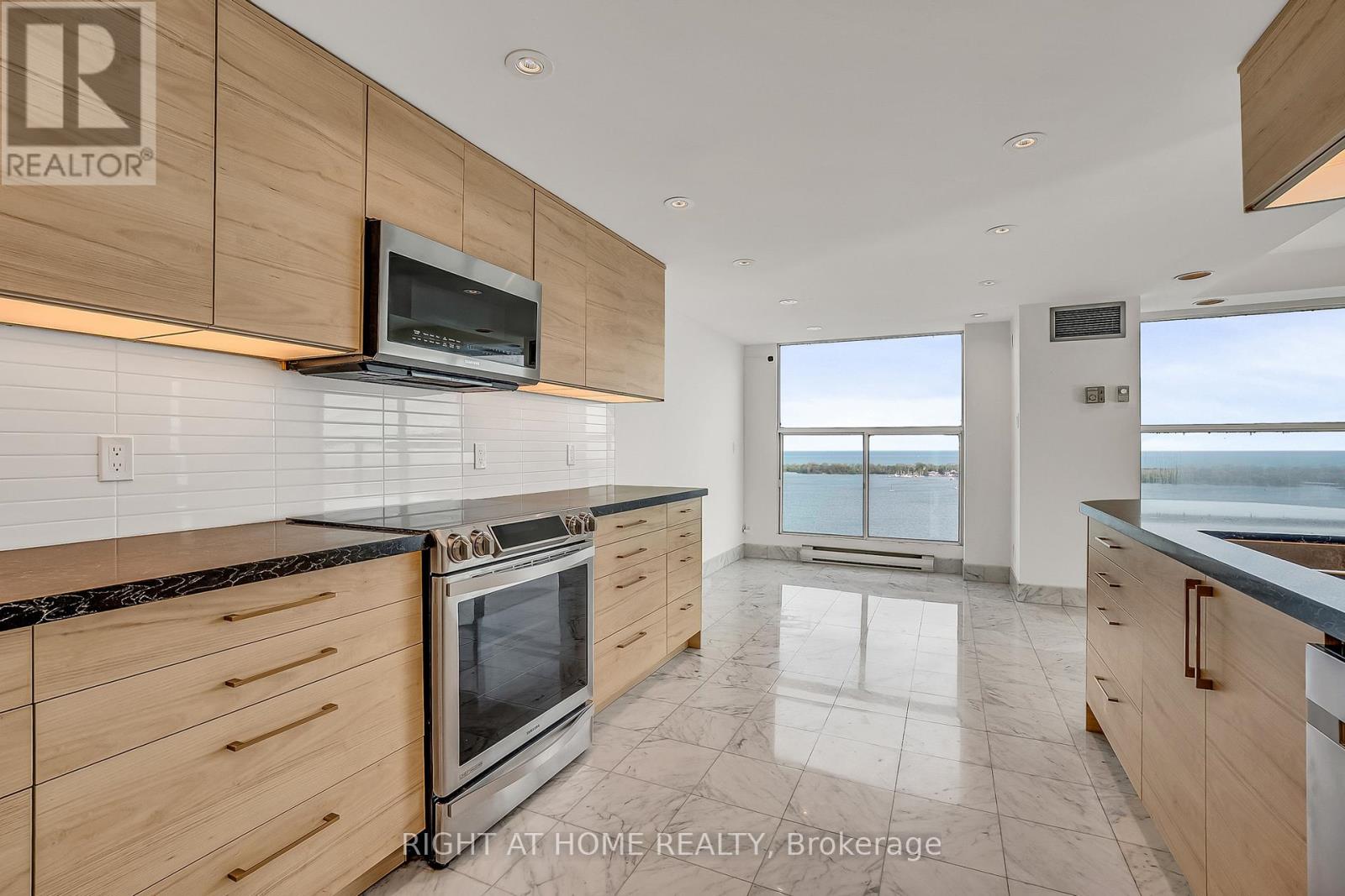 3008 - 99 Harbour Square, Toronto, Ontario  M5J 2H2 - Photo 14 - C13223720