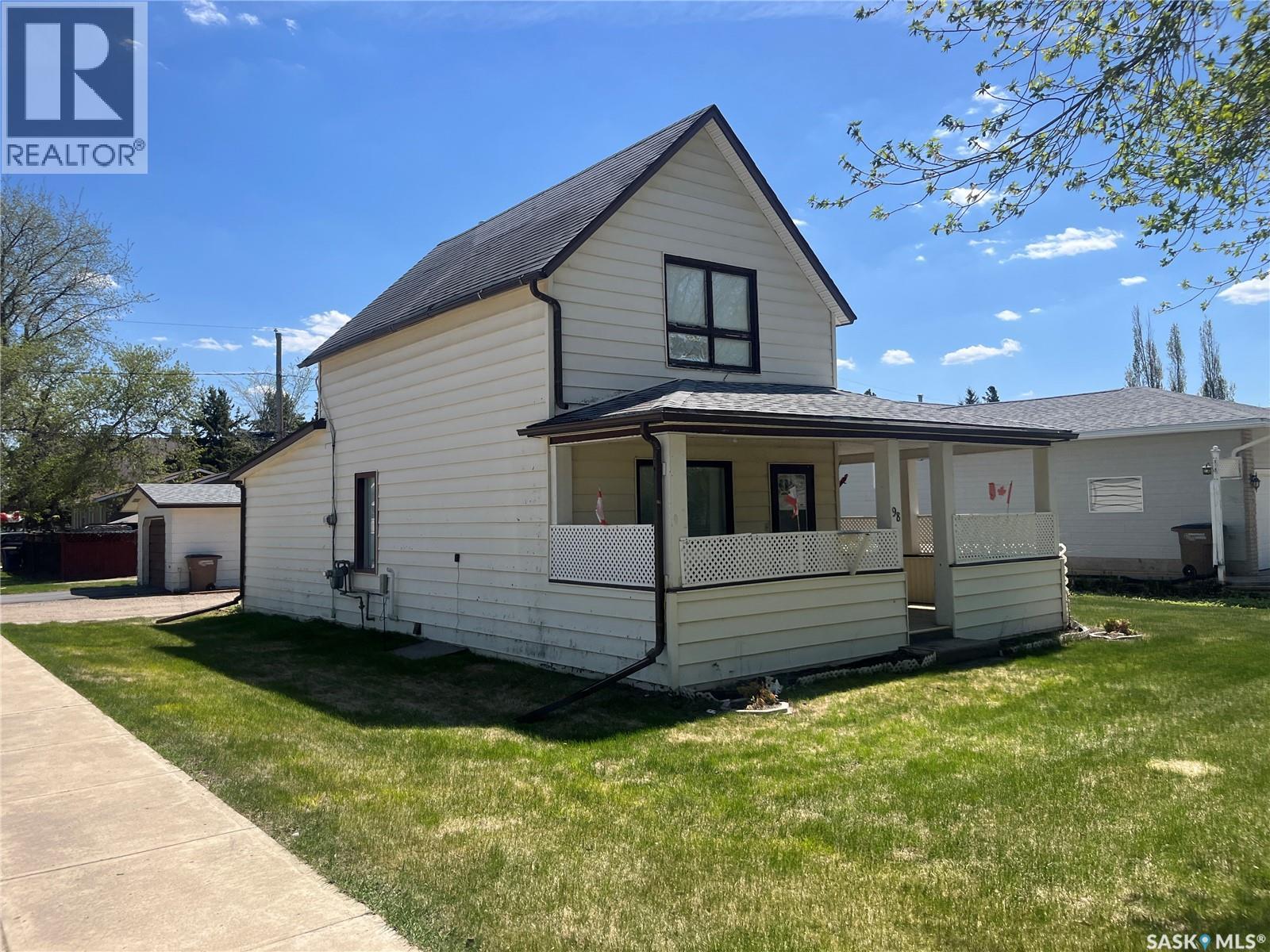 98 3rd Street Ne, Wadena, Saskatchewan  S0A 4J0 - Photo 1 - SK038035