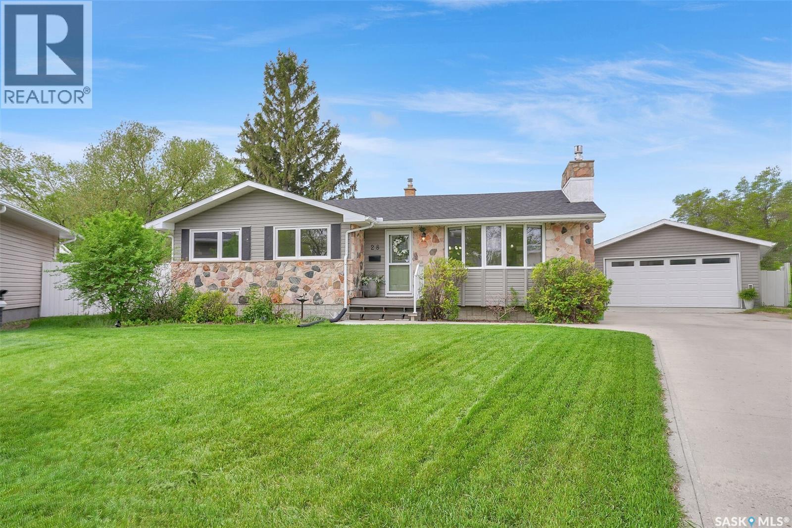 28 Pleasantview Bay, Regina, Saskatchewan  S4R 5H3 - Photo 2 - SK037868