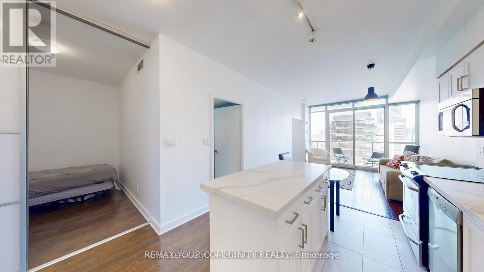 2305 - 126 Simcoe St Street, Toronto, Ontario  M5H 4E6 - Photo 4 - C13233262