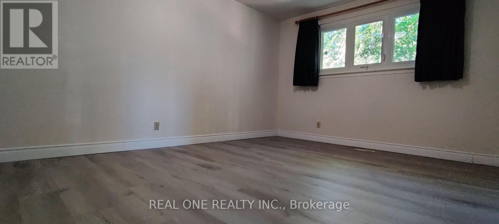 UPPER - 9 LISBURN CRESCENT, Toronto, Ontario