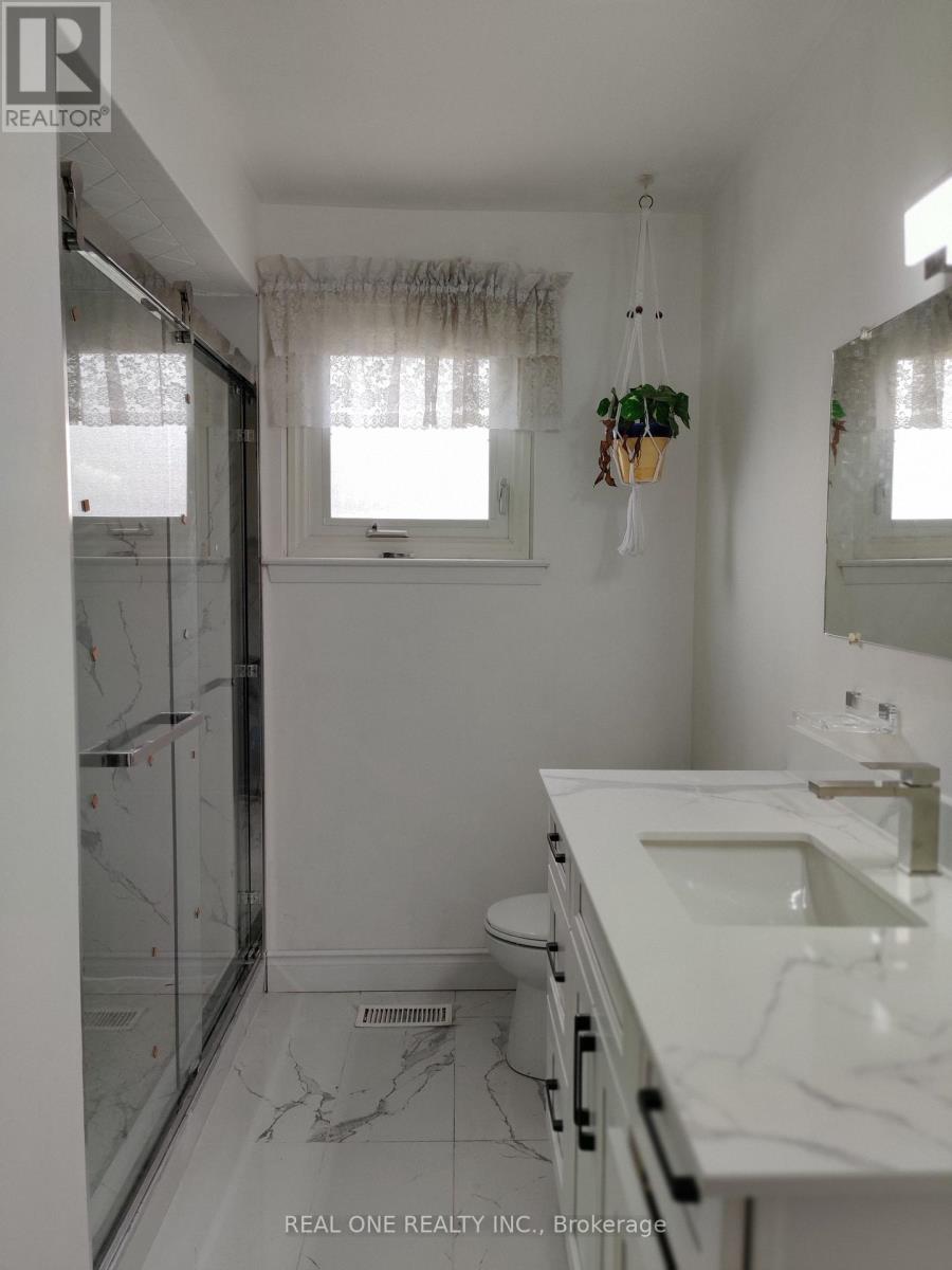 Upper - 9 Lisburn Crescent, Toronto, Ontario  M2J 2Z4 - Photo 12 - C13233322